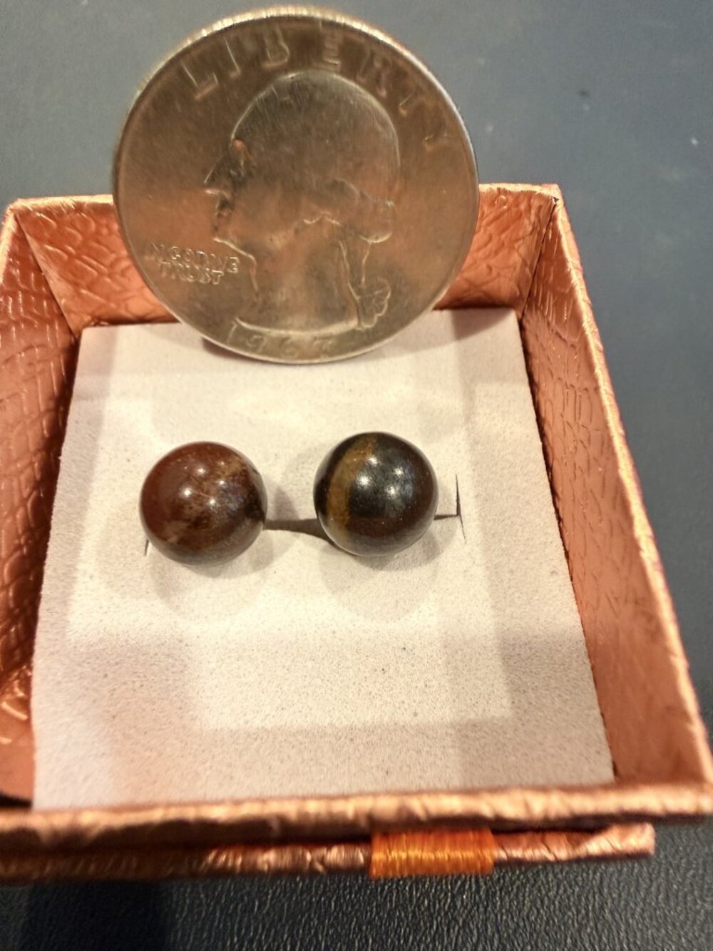 Beautiful Gold earrings with larger brown stone